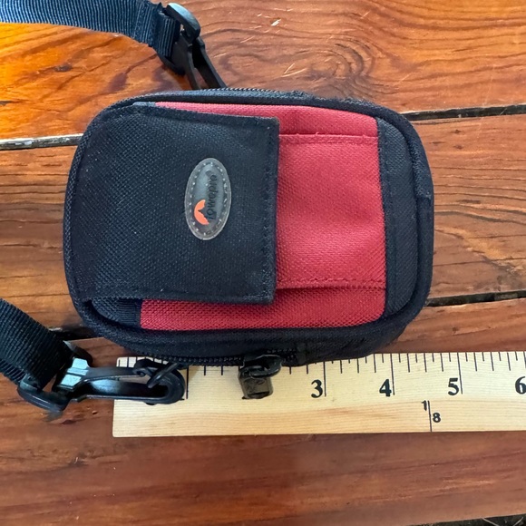 Lowepro Ultracompact Zippered Camera Pouch Red & Black - Picture 6 of 7